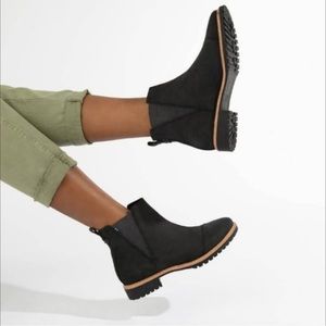 TOMS Suede Cleo Chelsea Boots slip on black womens size 7.5 comfy booties casual